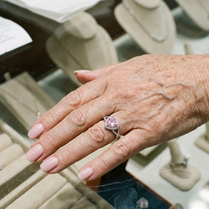 Amour Twist-Halo-Ring