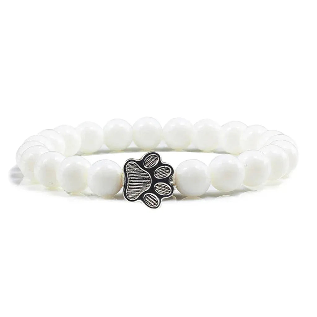 Armband mit pfotenförmigen Perlen aus Naturstein