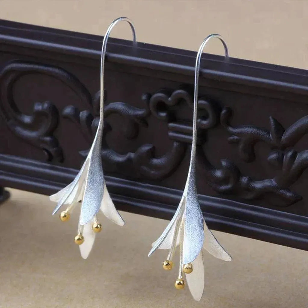 Blumenohrringe in Weissgold
