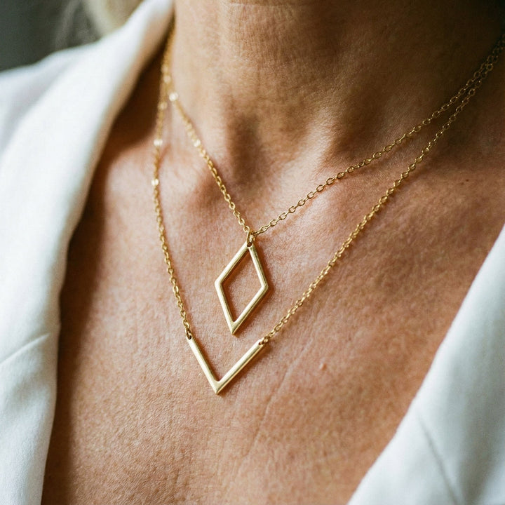 Elegante Halskette mit geometrischem V-förmigem Anhänger