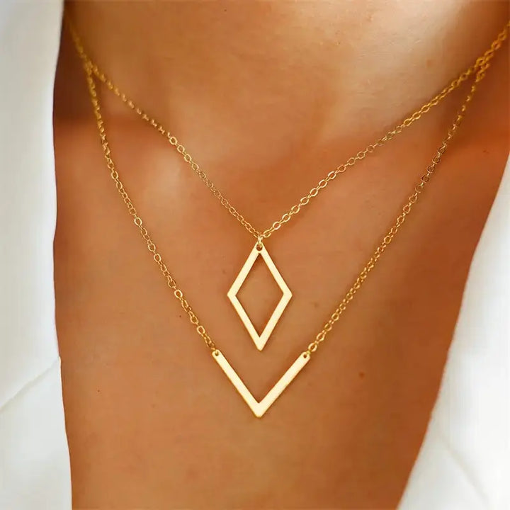 Elegante Halskette mit geometrischem V-förmigem Anhänger