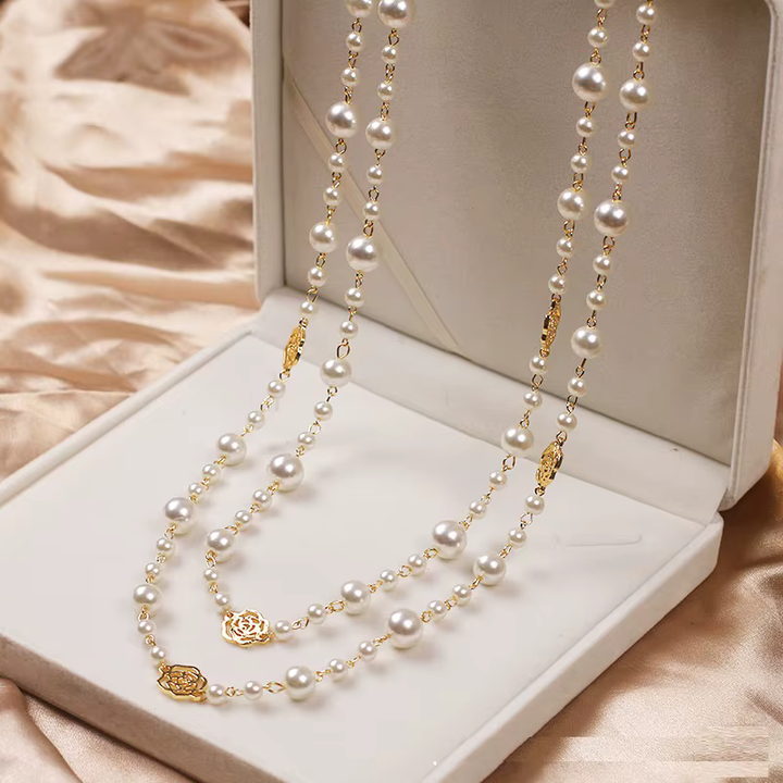 Elegante goldene Halskette mit kleiner Perle
