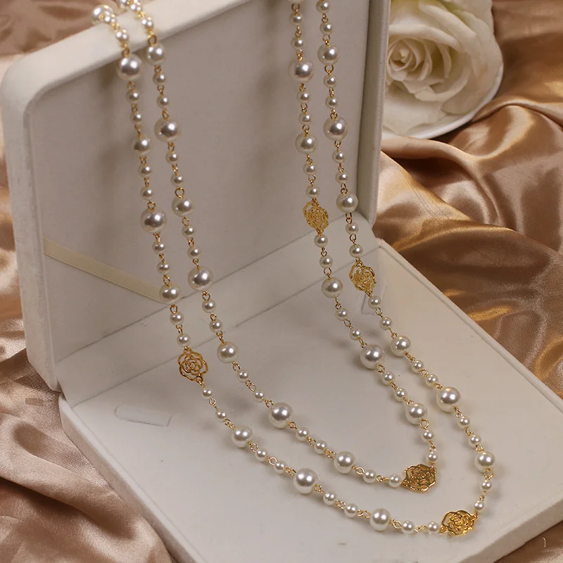 Elegante goldene Halskette mit kleiner Perle