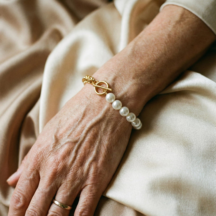 Elegantes Armband aus Gold und Margeriten
