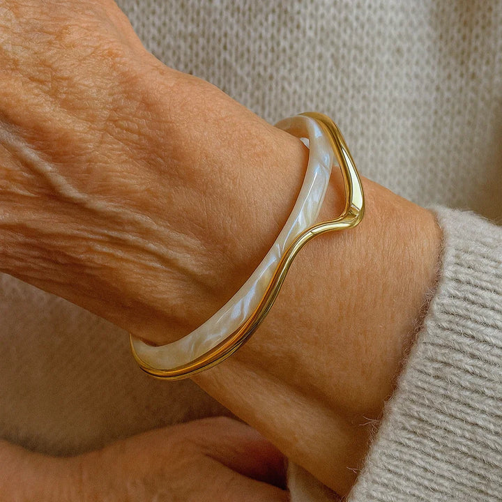 Elegantes Offenes Armband in Weißem Emaille und Gold