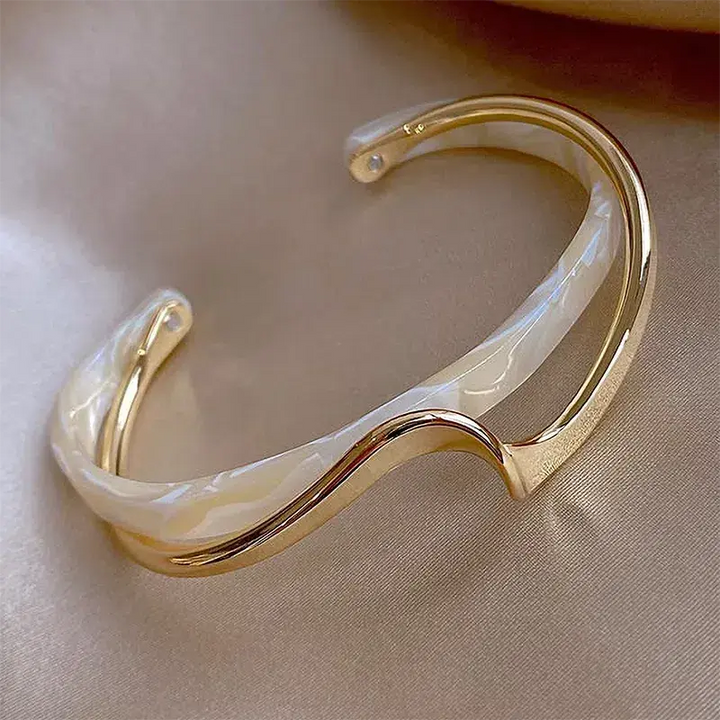 Elegantes Offenes Armband in Weißem Emaille und Gold