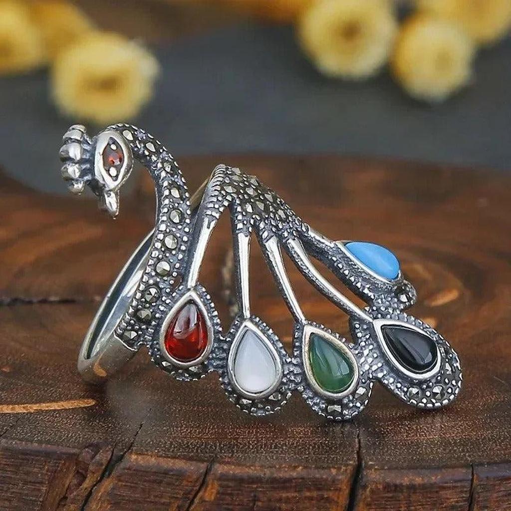 Ethno-Ring in Weissgold mit bunten Edelsteinen und Pfau