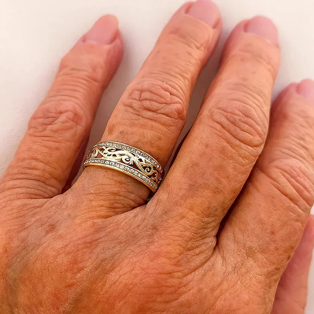 Goldener glänzender Ring, offenes Design