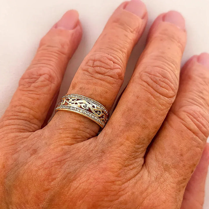 Goldener glänzender Ring, offenes Design