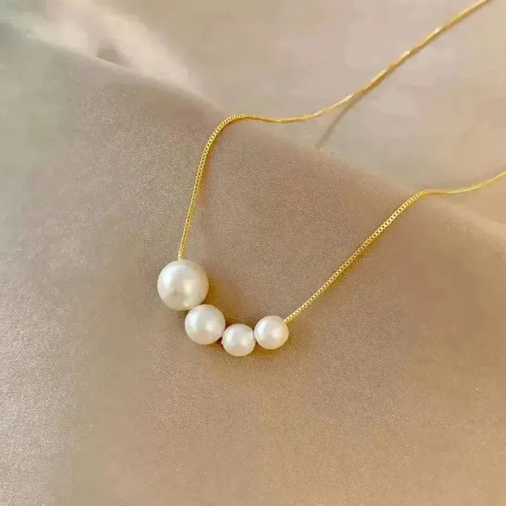 Halskette mit goldenen Perlen