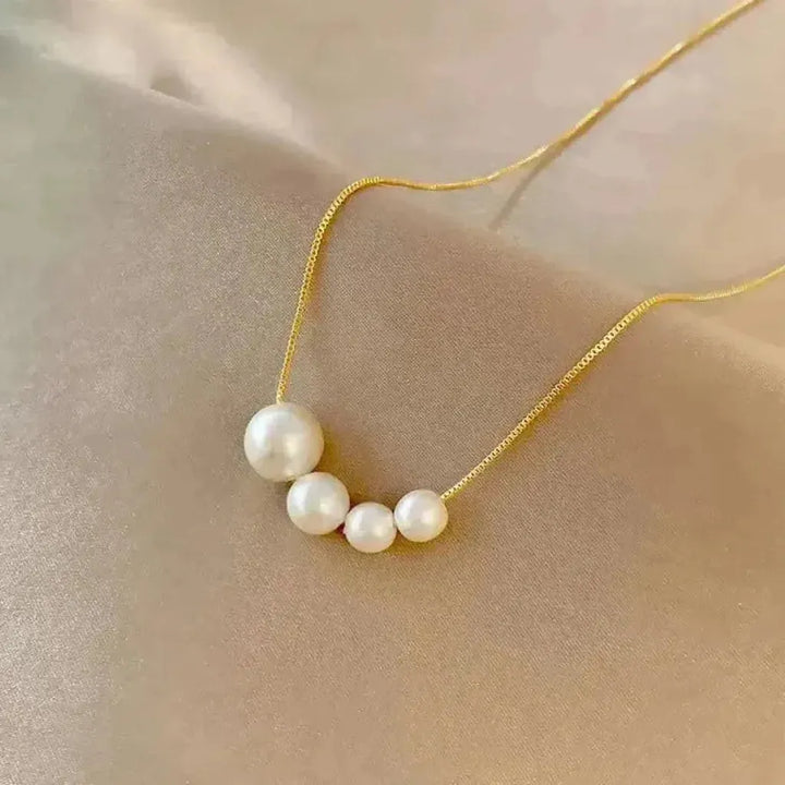 Halskette mit goldenen Perlen