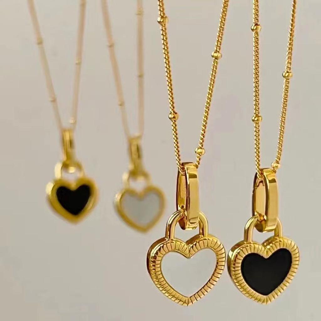 Halskette mit schwarz-weissem Herzanhänger in Gold