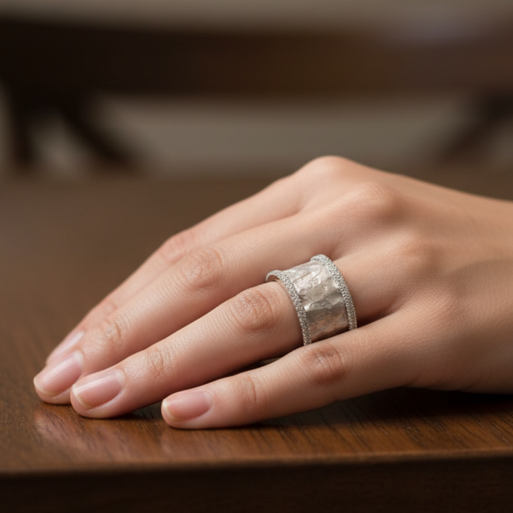 Retro-Ring mit Brillanten in Weissgold