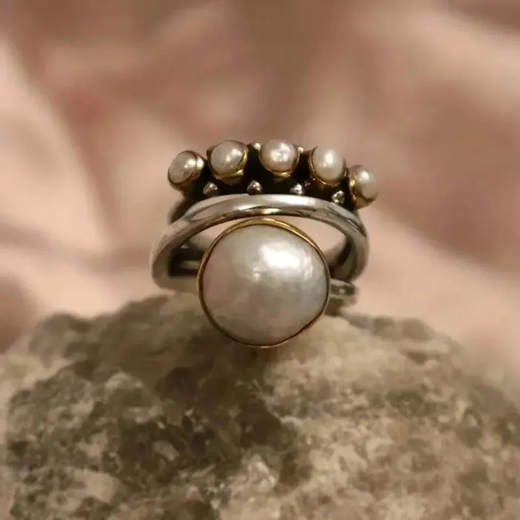 Retro-Ring mit Krone in Weissgold und Perlen