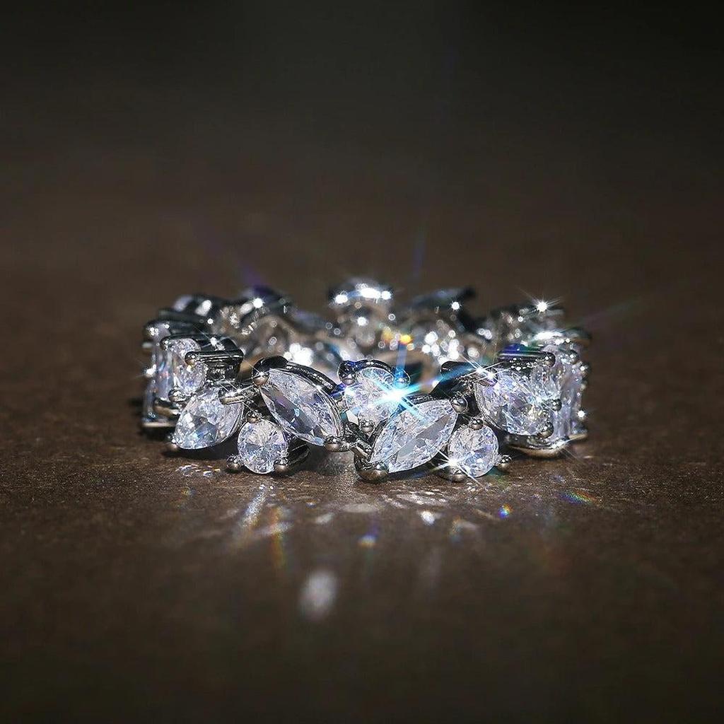 Retro-Ring mit runden Diamanten und Diamanten im Marquise-Schliff