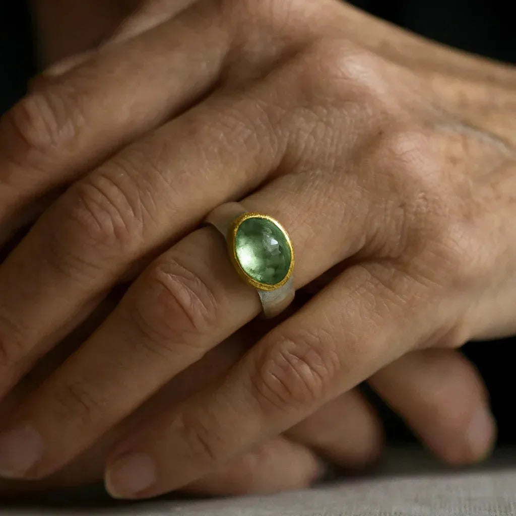 Retro grüner Ring mit runden Steinen