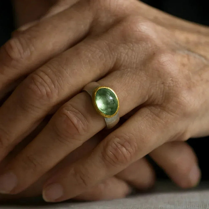 Retro grüner Ring mit runden Steinen