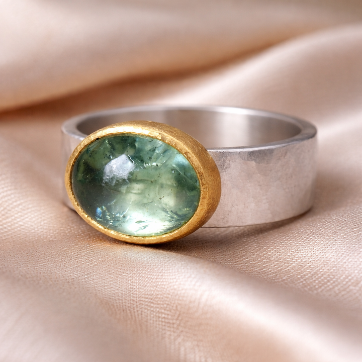 Retro grüner Ring mit runden Steinen