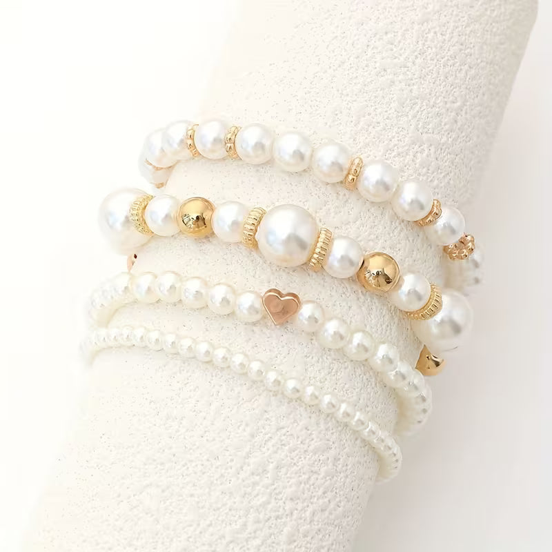 Set Armbänder aus weißen Perlen
