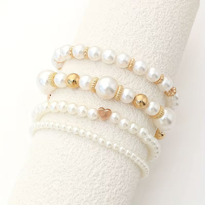 Set Armbänder aus weißen Perlen
