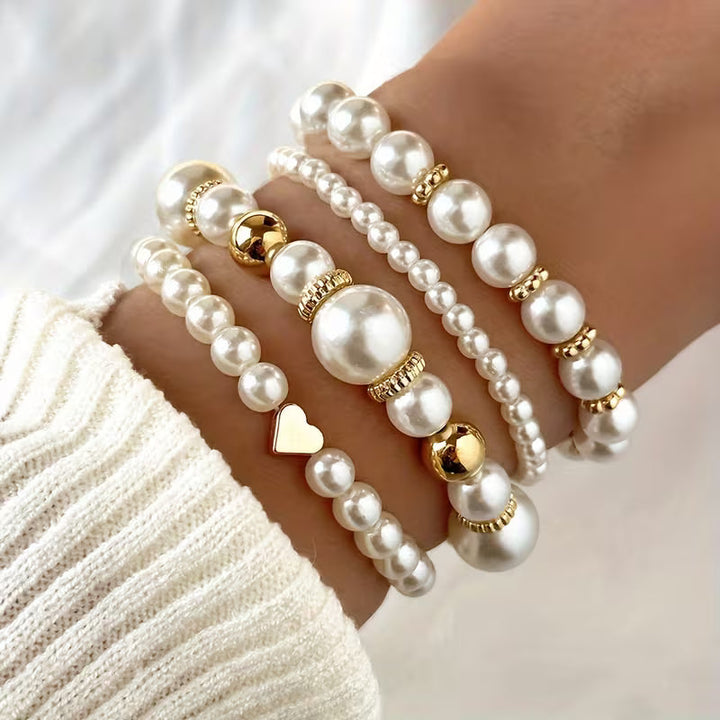 Set Armbänder aus weißen Perlen