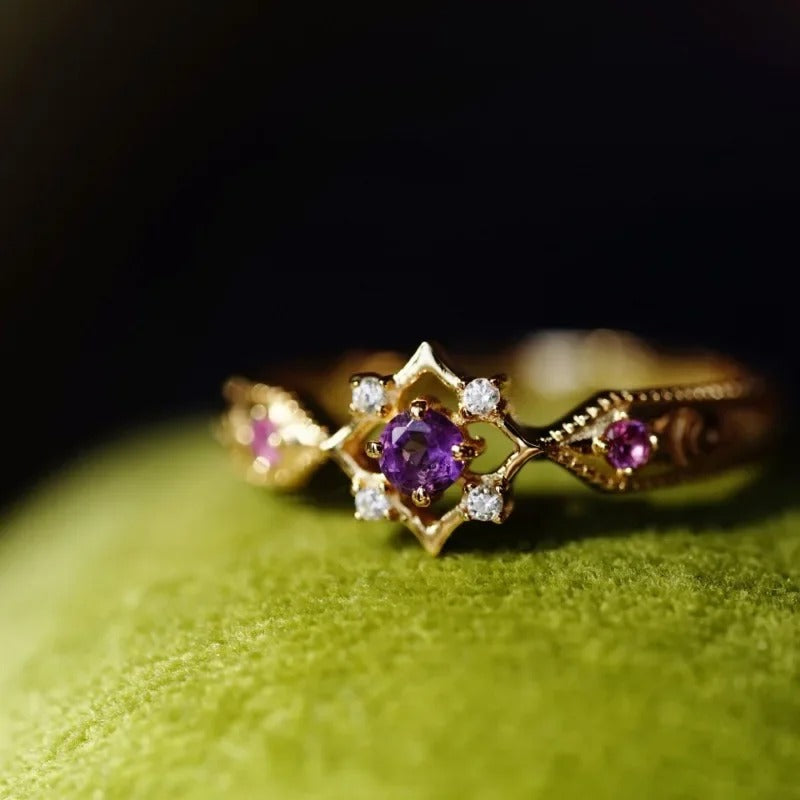 Verstellbarer retro geometrischer Ring in Gold mit lila Amethyst-Kristallen