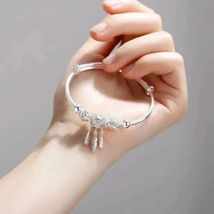 Verstellbares Armband mit Dreiblatt-Medaille in Weissgold