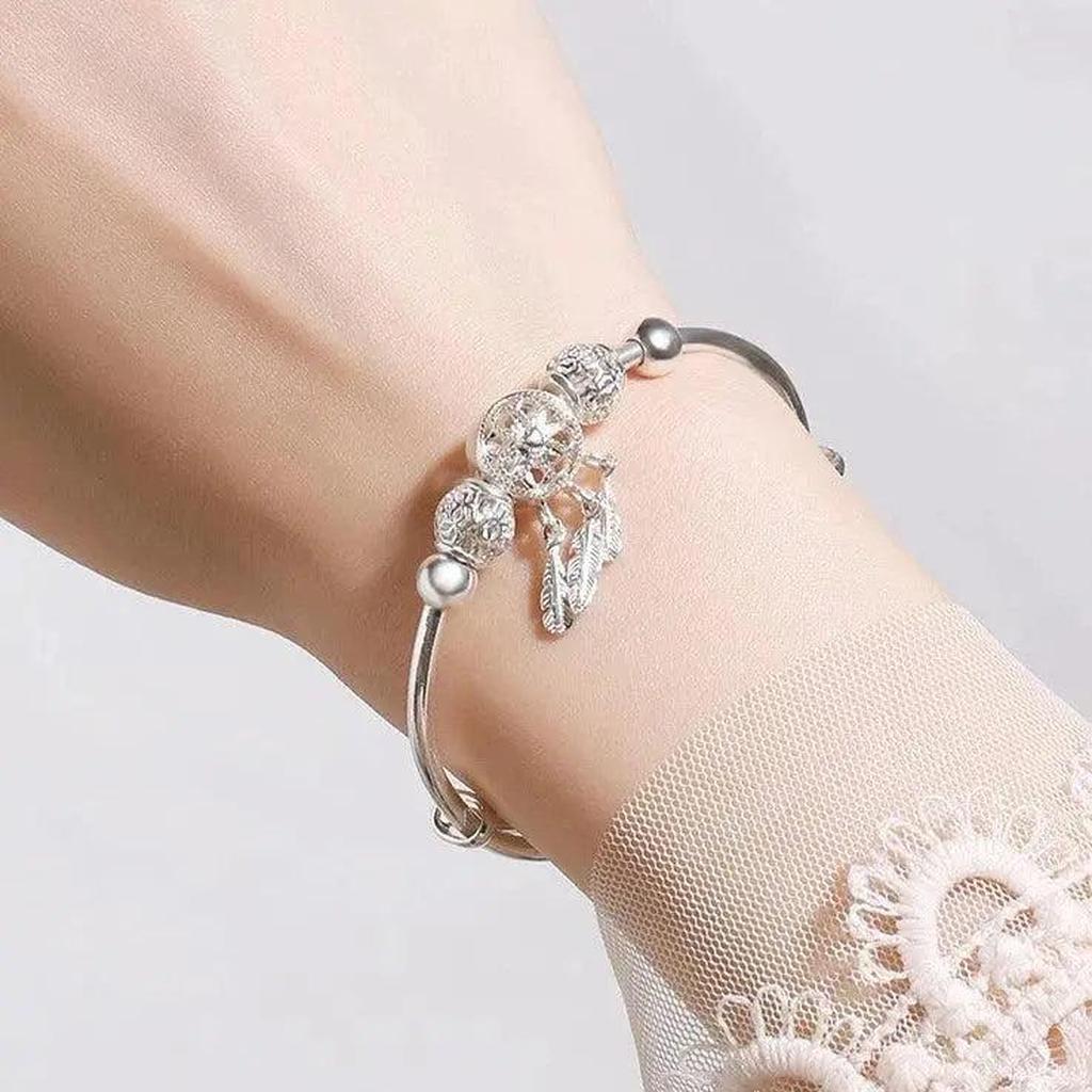Verstellbares Armband mit Dreiblatt-Medaille in Weissgold