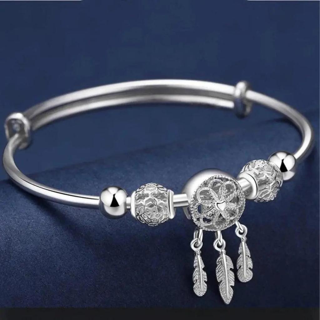 Verstellbares Armband mit Dreiblatt-Medaille in Weissgold