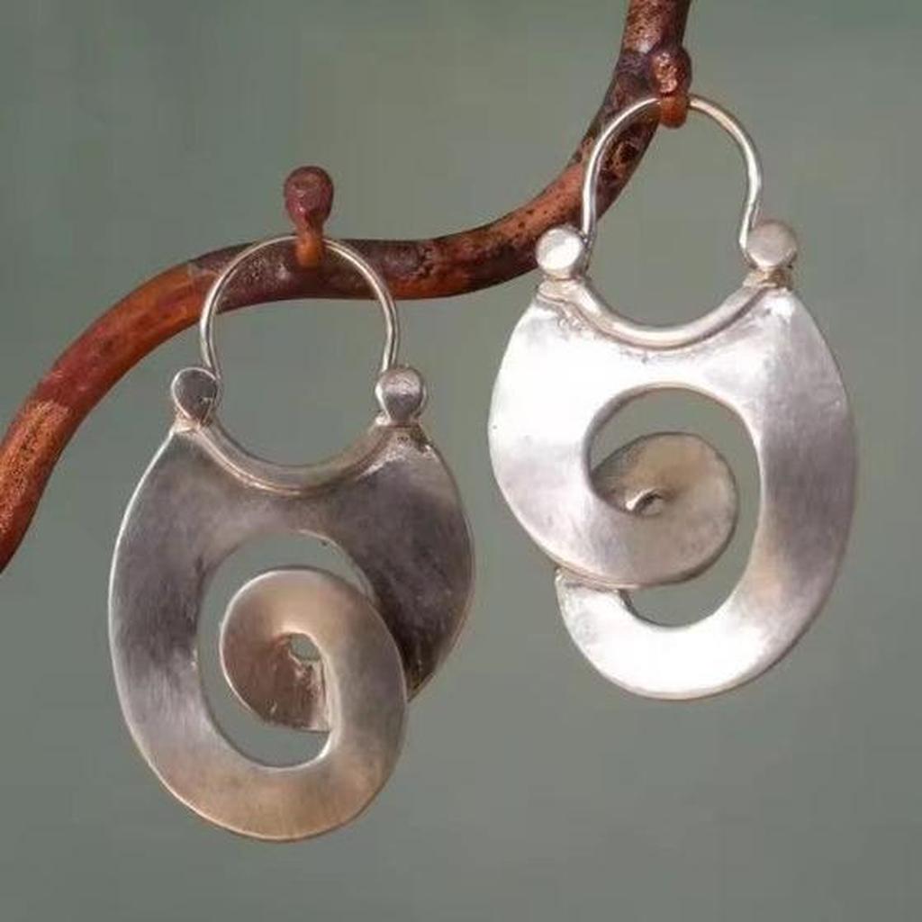 Vintage-Ohrringe in Weissgold mit Spirale