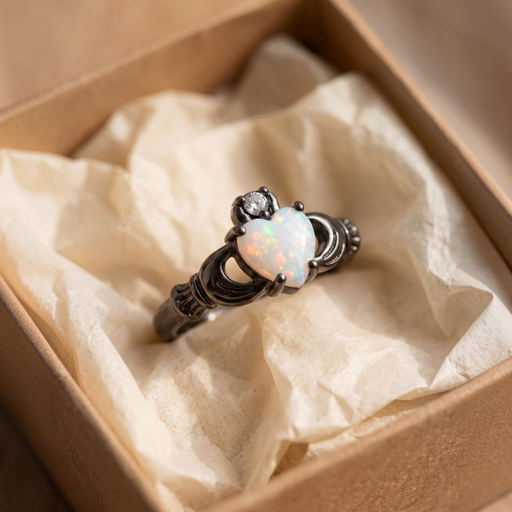 Claddagh-Ring in Schwarzgold mit Opal-Herz