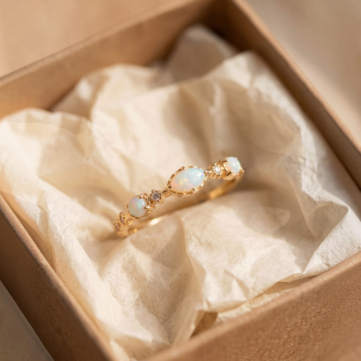 Zarter Goldring mit weissem Opal im Marquise-Schliff