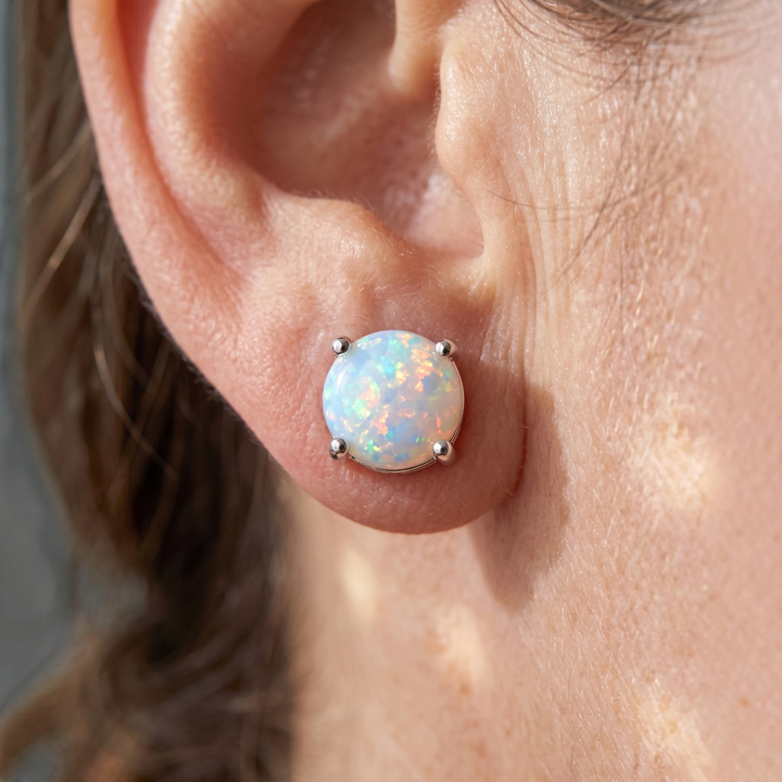Ohrstecker in Weissgold mit weissem Opal