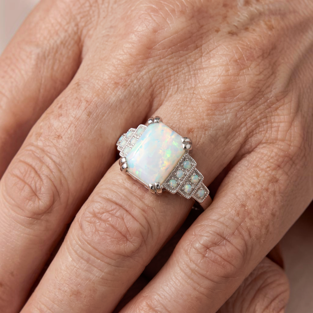 Art-déco-Ring in Weissgold mit weissem Opal