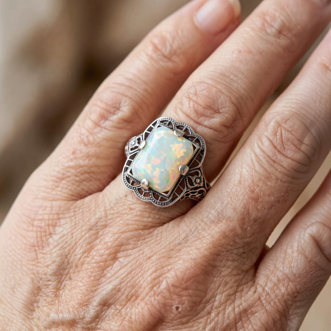 Filigraner Weissgoldring mit weissem Opal