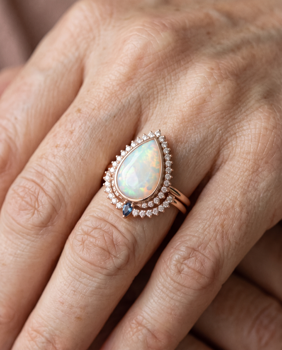 Roségoldring mit weissem Opal in Tropfenform