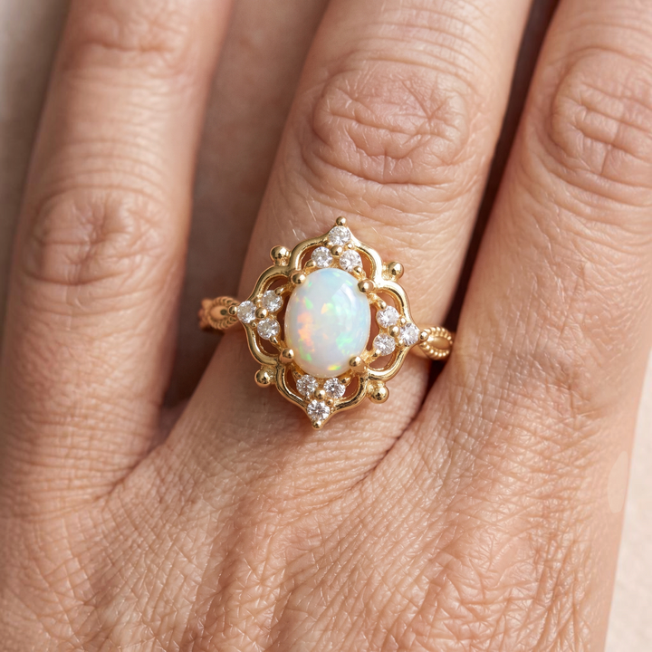 Barocker Goldring mit weissem Opal