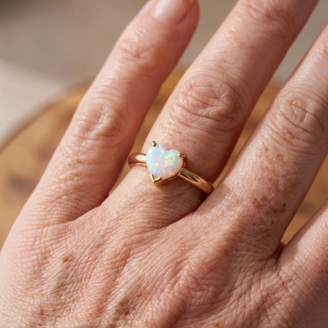 Goldring mit Herz aus weissem Opal