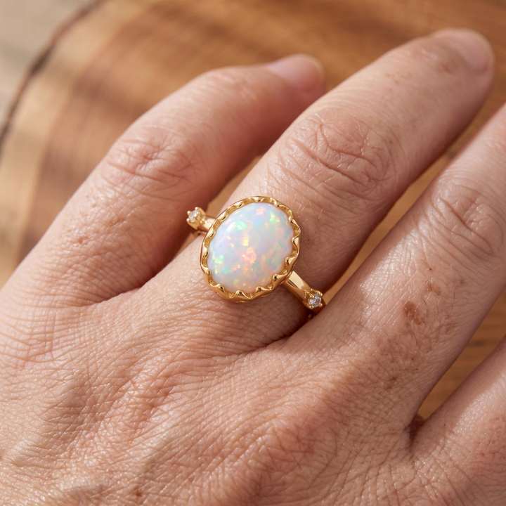 Verstellbarer zarter Goldring mit weissem Opal