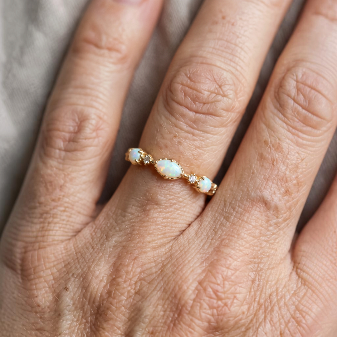 Zarter Goldring mit weissem Opal im Marquise-Schliff